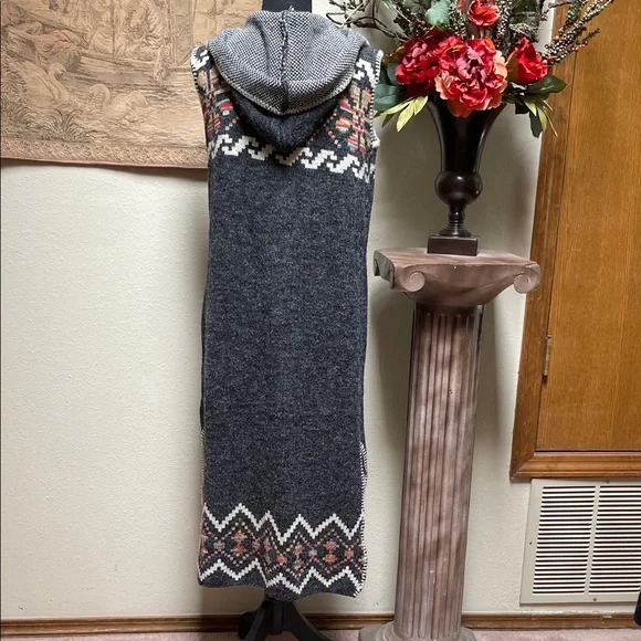 Gray Knit Long Vest with Patterned Trim - Picture 3 of 9